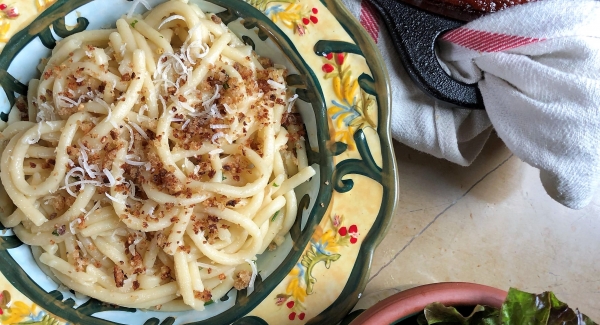 When Food Heals the Soul: Pasta Aglio e Olio with Crunchy Breadcumbs