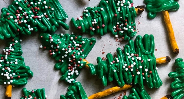 Chocolate Pine Trees: How to Decorate a Holiday Cake